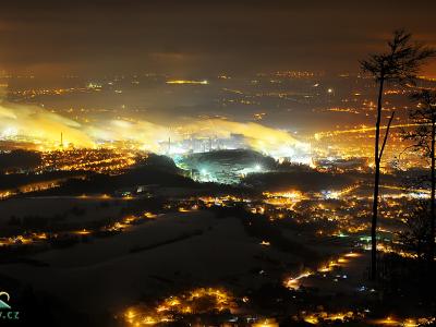 Pohled na Třinec a železárny. Zatmění slunce pozorované z Javorového (únor 2010)